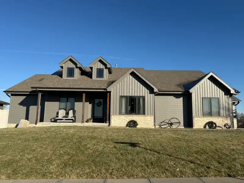 A modern farmhouse with a new roof and siding completed by Royalty Roofing and Siding