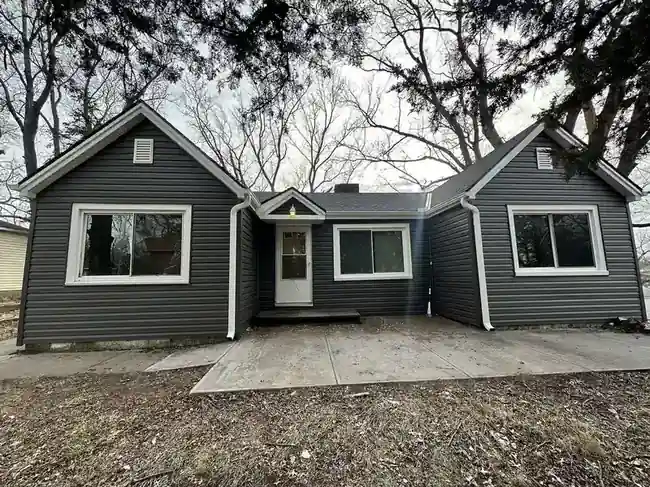Charcoal ranch-style Omaha home with dark Norandex vinyl siding by Royalty Roofing
