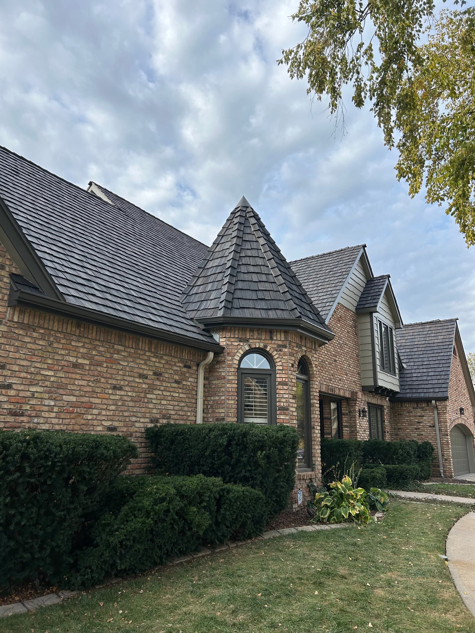 Completed asphalt shingle roof by Royalty Roofing